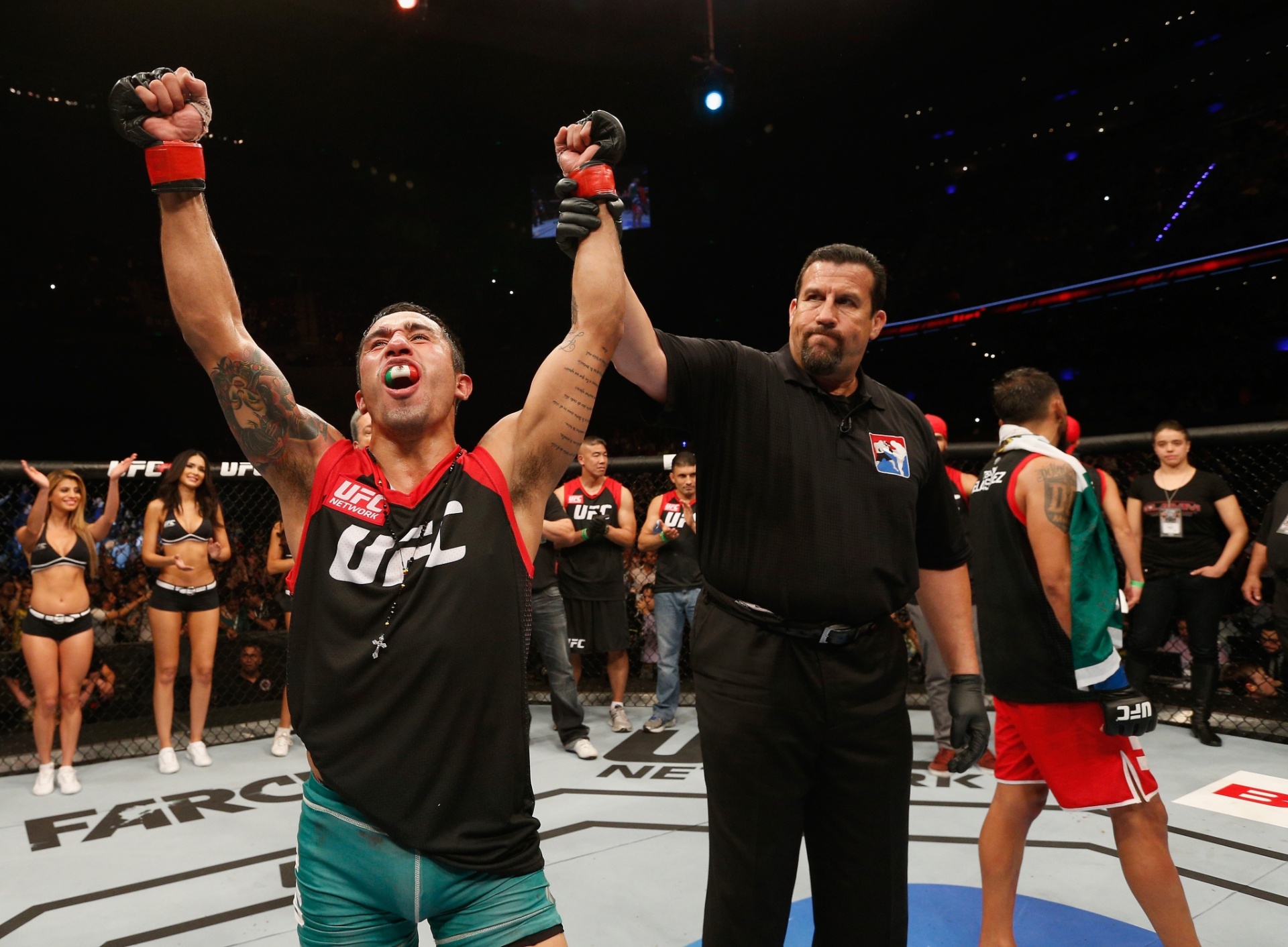 16.nov.2014 - O mexicano Alejandro Pérez vence José Quiñonez por decisão unânime dos juízes e se torna o primeiro vencedor do peso galo no TUF Latin America - Josh Hedges/Zuffa LLC UFC