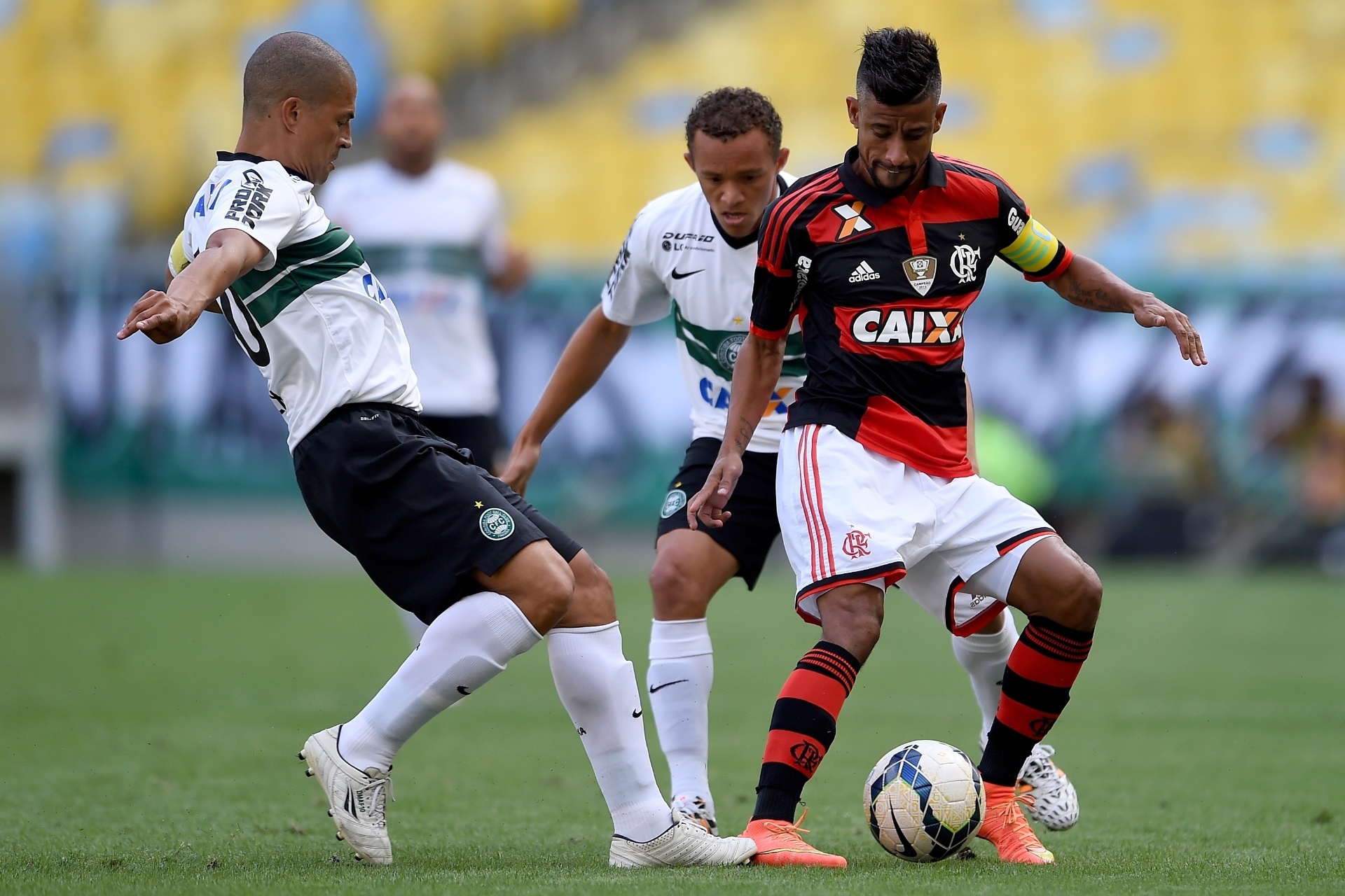 Alex e Léo Moura brigam pela bola na partida entre Flamengo e Coritiba - Buda Mendes/Getty Images