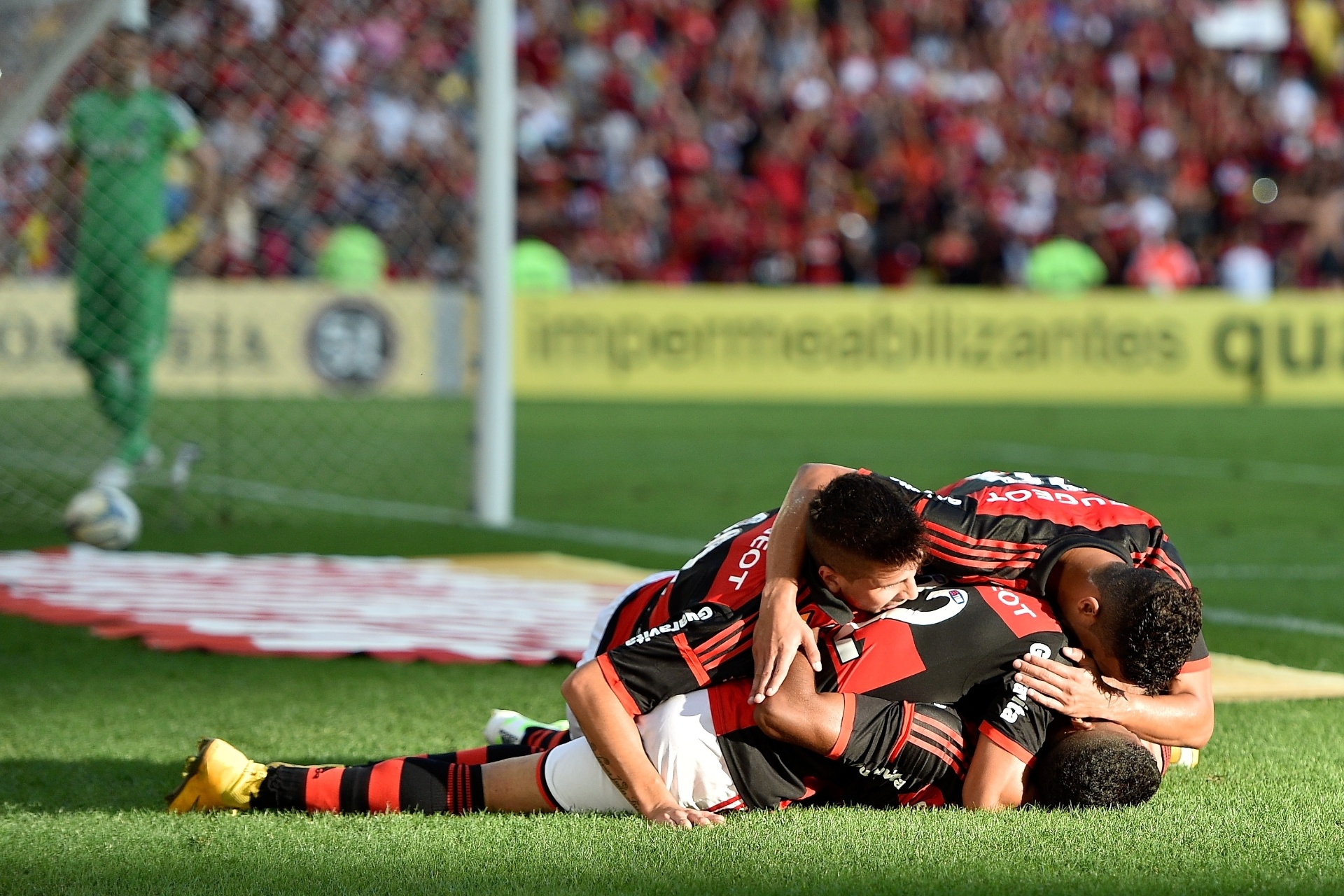 Jogadores do Flamengo comemoram gol contra o Coritiba pelo Brasileirão - Buda Mendes/Getty Images