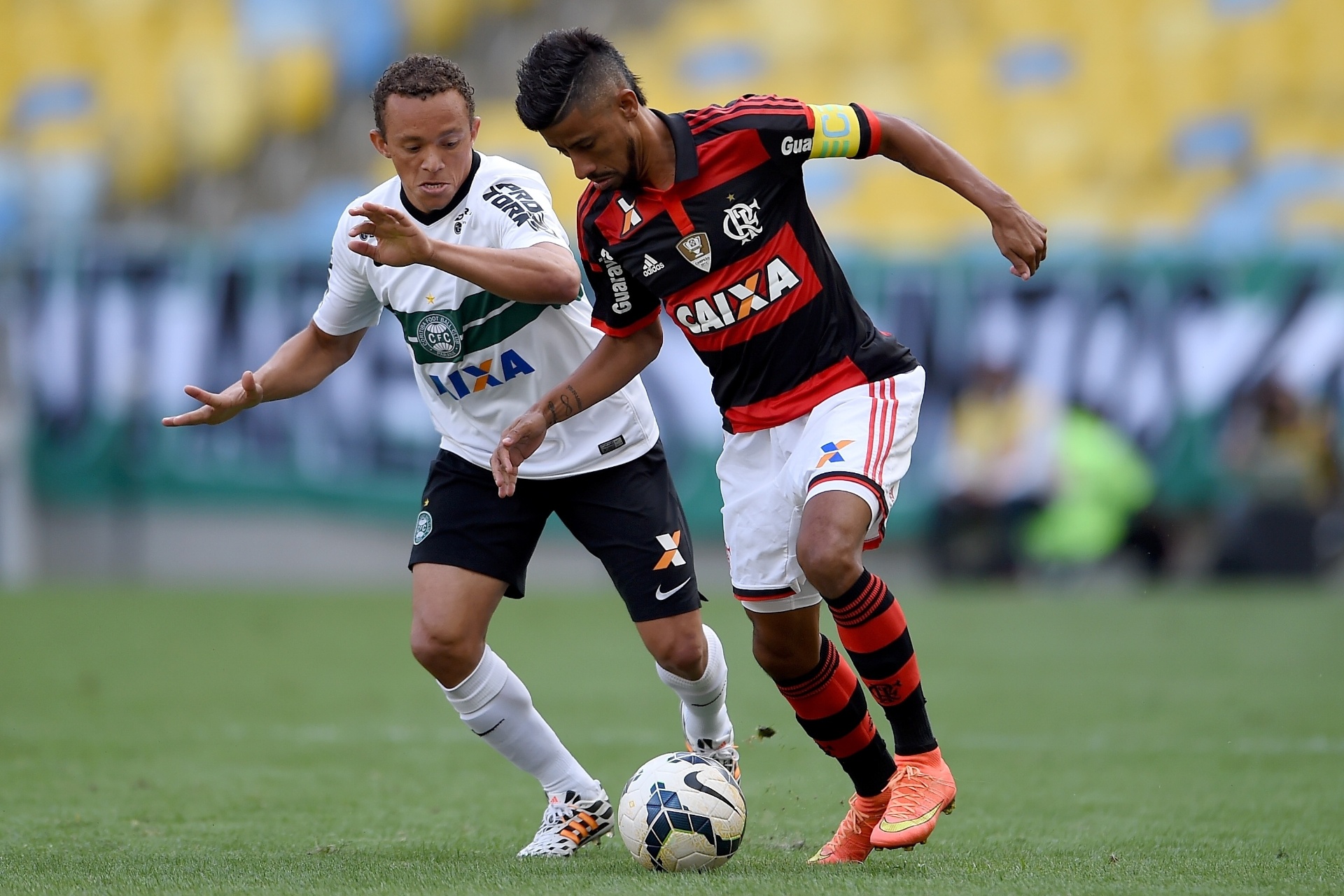 Léo Moura encara a marcação do Coritiba no jogo do Flamengo pelo Brasileirão - Buda Mendes/Getty Images