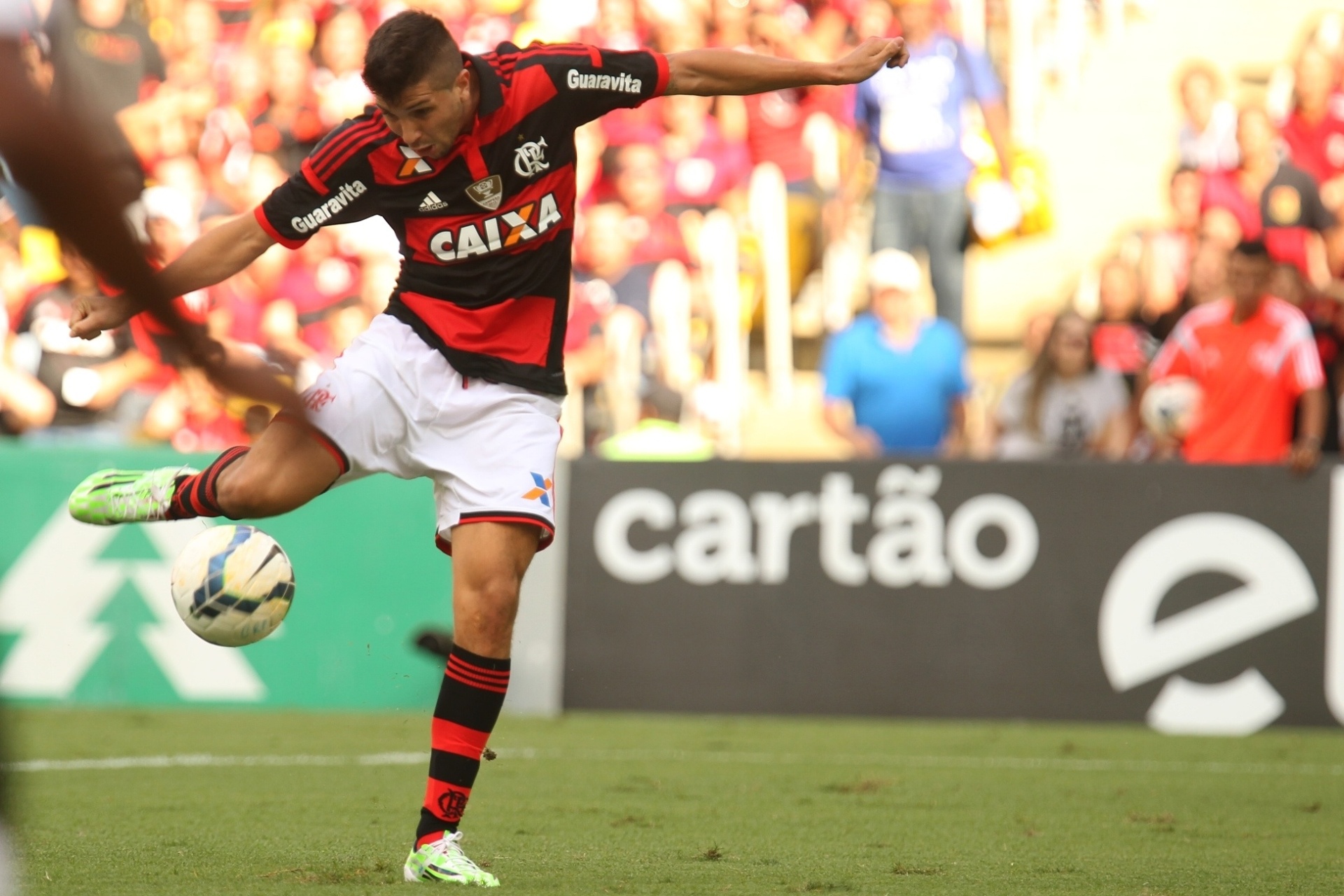 Lucas Mugni manda a bola para o fundo do gol do Coritiba no jogo do Flamengo - Gilvan de Souza/Flamengo