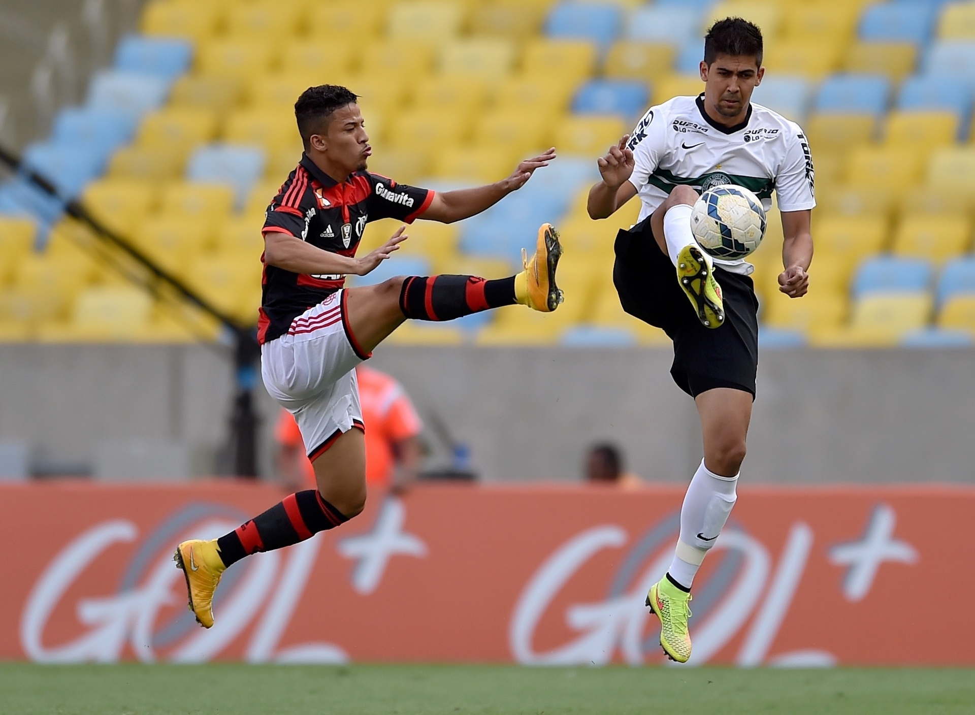 Nixon e Leandro Almeida disputam bola na partida entre Flamengo e Coritiba - Buda Mendes/Getty Images
