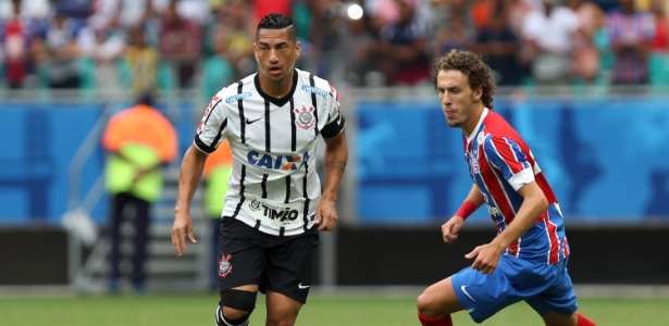 Ralf conduz a bola durante partida entre Bahia e Corinthians - Felipe Oliveira/Getty Images