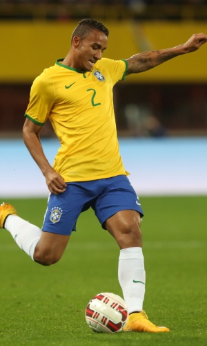 Danilo chuta a bola pela seleção brasileira durante amistoso contra a Áustria