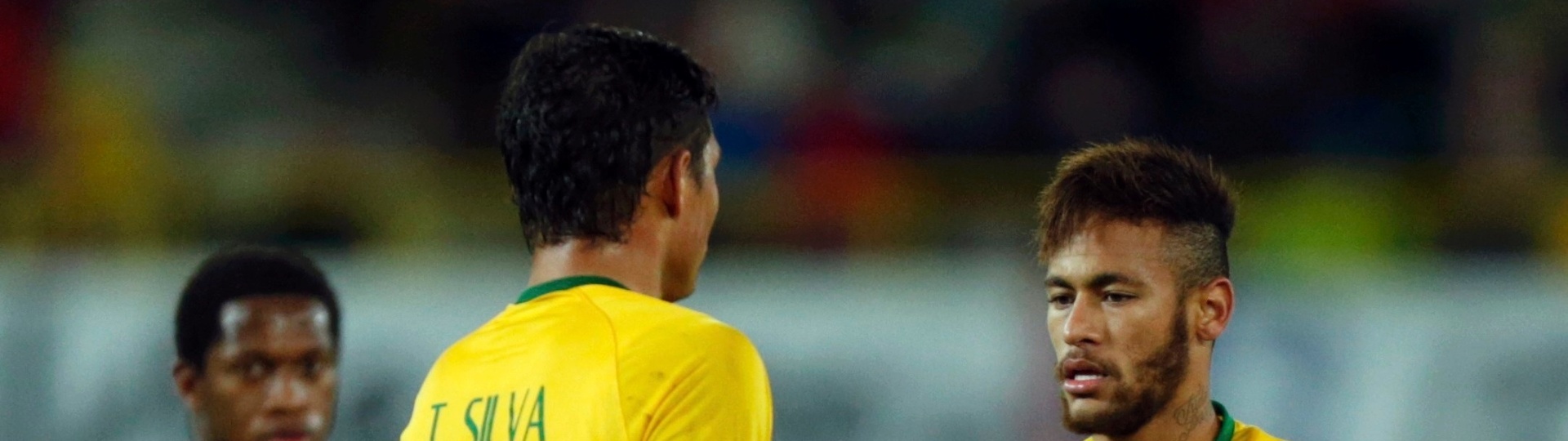 Neymar é substituído e deixa faixa de capitão com Thiago Silva