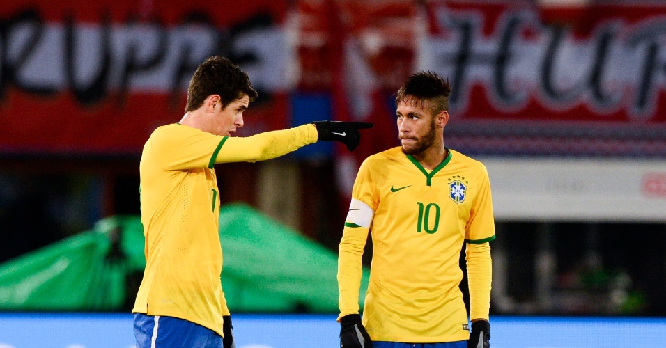 Oscar (direita) e Neymar conversam durante jogo do Brasil contra a Áustria