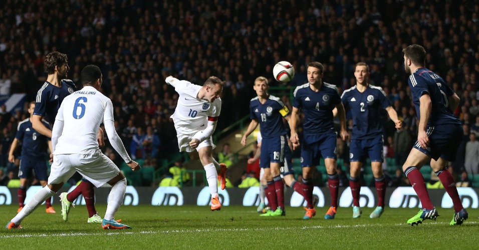Wayne Rooney marca segundo gol da Inglaterra contra a Escócia