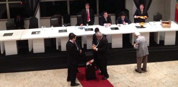 Conselheiros votam em reunião que confirmou Eurico como presidente do Vasco - Bruno Braz/UOL Esporte