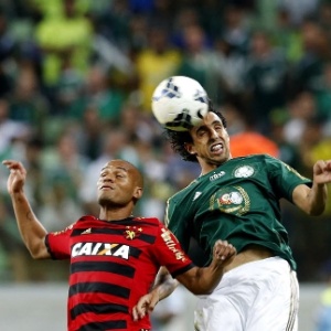 Diogo disputa bola de cabeça na partida entre Palmeiras e Sport pelo Brasileirão - Ernesto Rodrigues/Folhapress