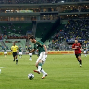 Felipe Menezes faz jogada pelo Palmeiras no jogo contra o Sport pelo Brasileirão - Ernesto Rodrigues/Folhapress