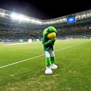 Mascote do Palmeiras beija símbolo no gramado da nova Arena Palestra - Ernesto Rodrigues/Folhapress