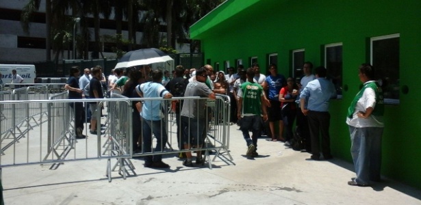 Torcedores do Palmeiras fazem fila para retirada de ingressos na Arena Palestra  - Fabio Aleixo/UOL 