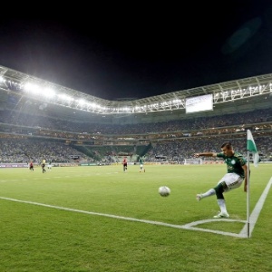 Victor Luis cobra escanteio na partida entre Palmeiras e Sport pelo Brasileirão - Ernesto Rodrigues/Folhapress