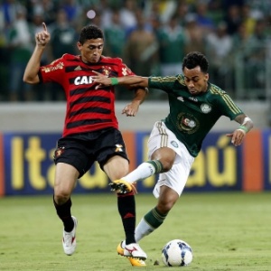 Wesley encara a marcação do Sport no jogo do Palmeiras na Arena Palestra - Ernesto Rodrigues/Folhapress