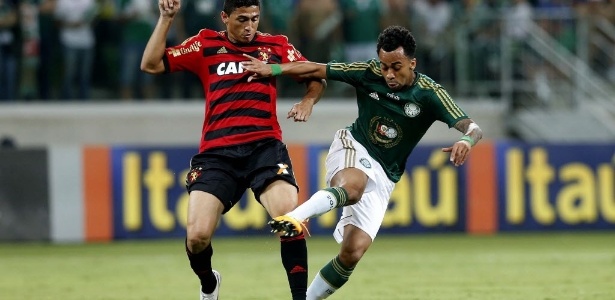 Wesley encara a marcação do Sport no jogo do Palmeiras na Arena Palestra - Ernesto Rodrigues/Folhapress