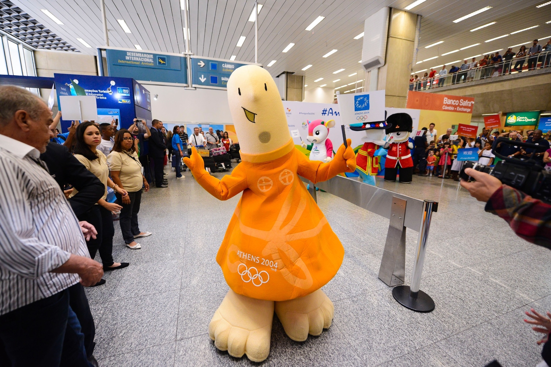 Athena encantou o público que aguardava no saguão do aeroporto