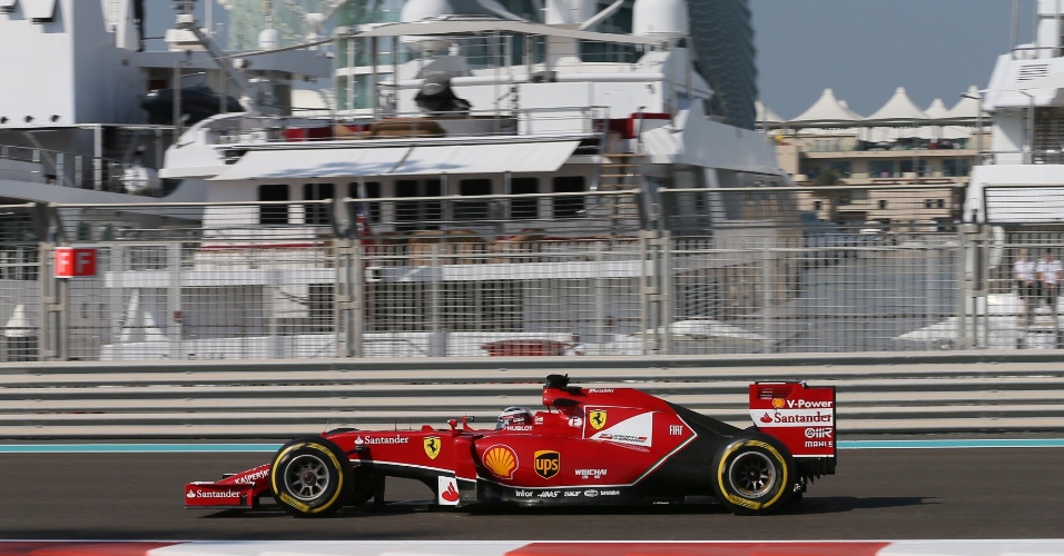 21.nov.2014 - Fernando Alonso guia sua Ferrari pela pista de Yas Marina durante os treinos livres para o GP dos Emirados Árabes