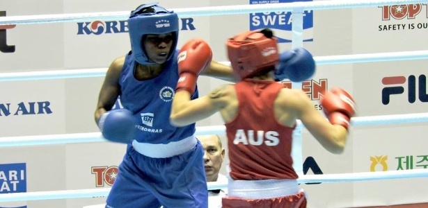 Clelia Marques da Costa em ação no Mundial de boxe; brasileira está na semifinal - Divulgação/CBBoxe