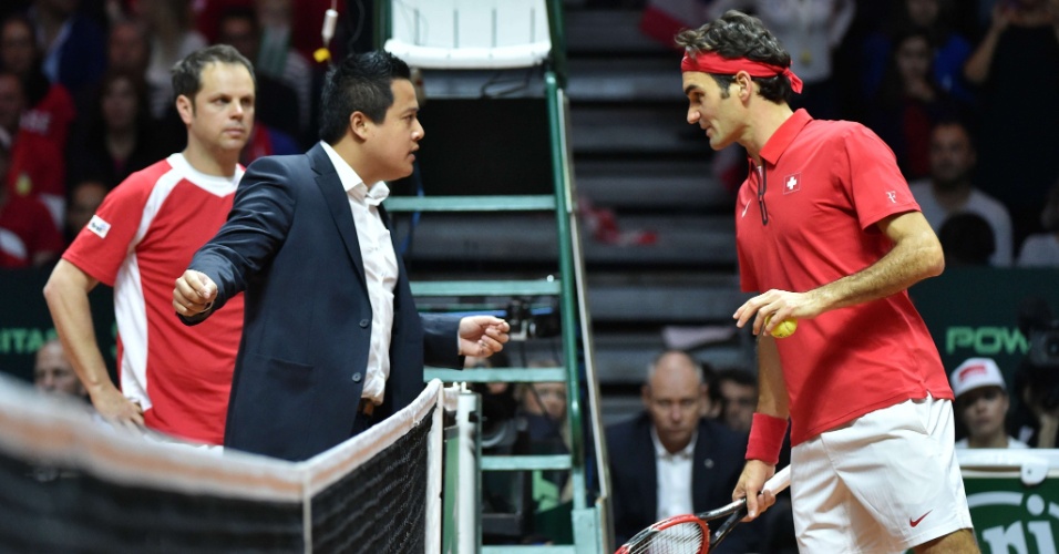 Federer discute com árbitro
