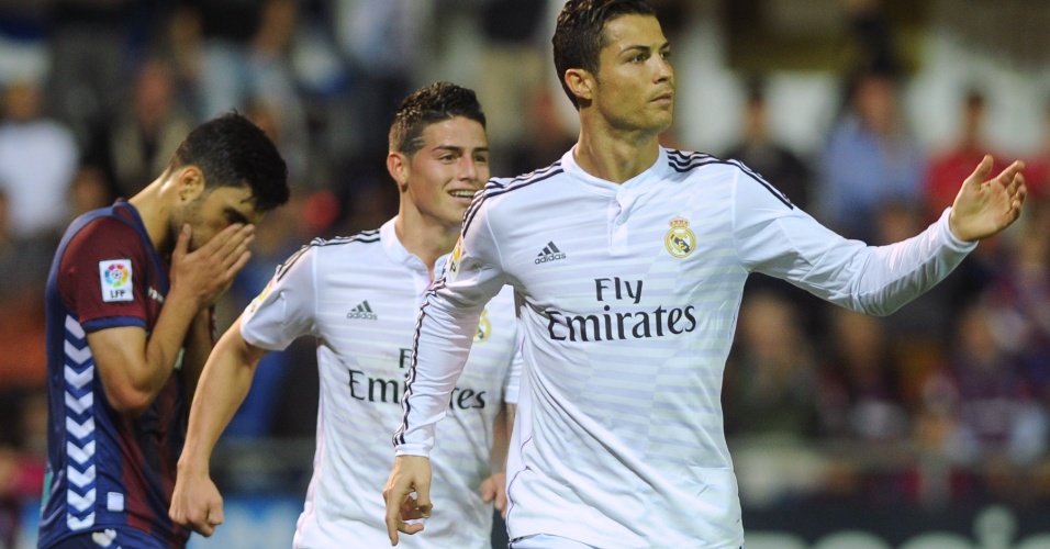 22.nov.2014 - Cristiano Ronaldo marca o segundo gol do Real Madrid contra o Eibar pelo Espanhol