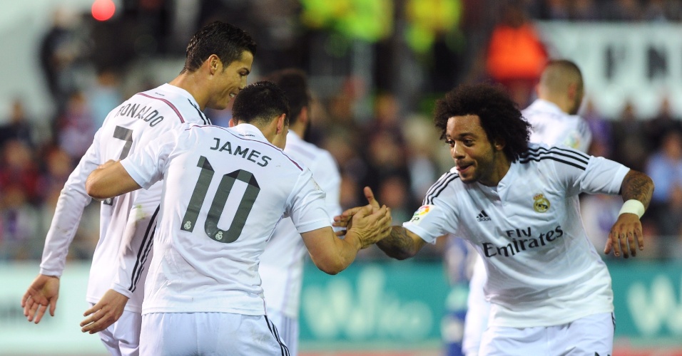 22.nov.2014 - James Rodríguez comemora com Cristiano Ronaldo e Marcelo após marcar para o Real Madrid contra o Eibar