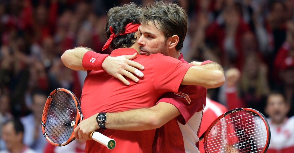 Federer e Wawrinka se abraçam após o triunfo incontestável sobre os franceses