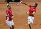Federer e Wawrinka vencem nas duplas e Suíça fica perto da taça da Davis