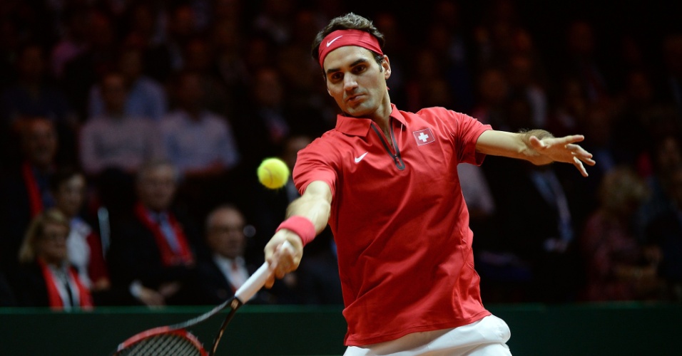 Federer rebate bola no duelo de duplas