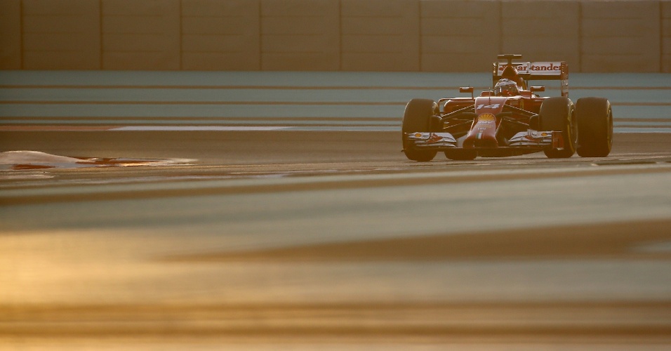 Fernando Alonso disputa o treino em meio ao pôr do sol nos Emirados Árabes. Ele sai em décimo, apenas, na sua despedida da Ferrari