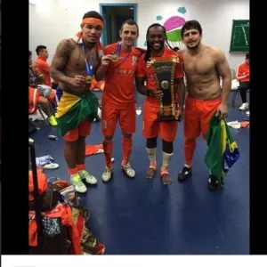 Junior Urso, Montillo, Vágner Love e Aloísio posam com o troféu da Copa da China - undefined