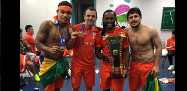 Junior Urso, Montillo, Vágner Love e Aloísio posam com o troféu da Copa da China - Reprodução/Twitter