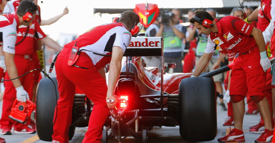Mecânicos da Ferrari mexem no carro de Fernando Alonso
