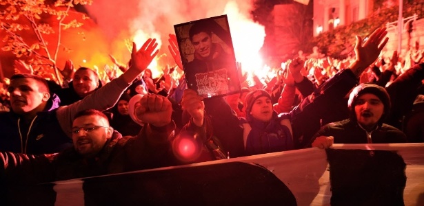 Torcedores protestam contra a morte de um torcedor sérvio esfaqueado -  AFP PHOTO / ANDREJ ISAKOVIC