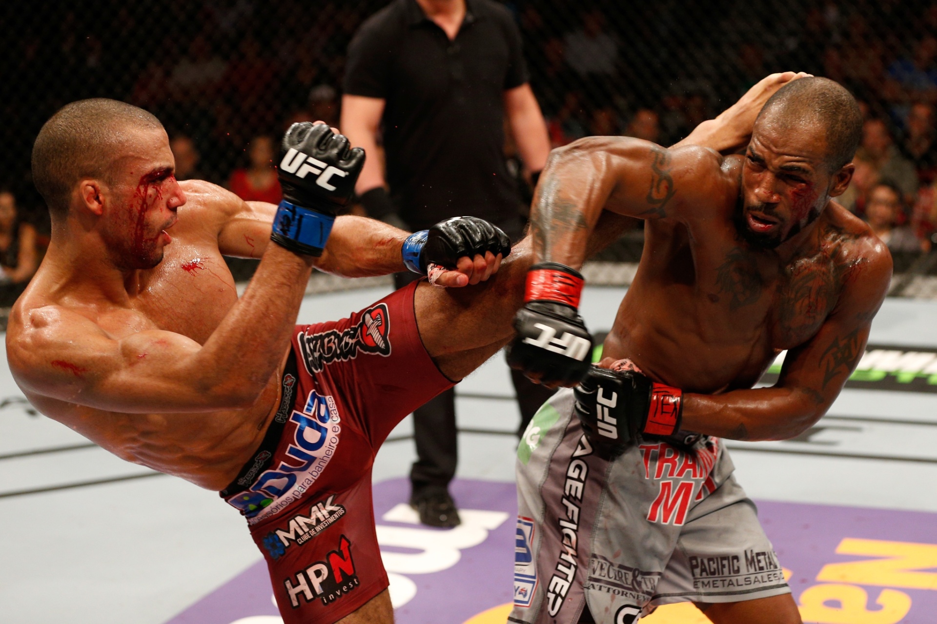 Brasileiro Edson Barboza acerta um de vários chutes em Bobby Green, golpes que definiram a vitória por pontos contra o favorito, 7º do ranking - Getty Images