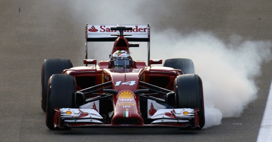 Carro de Fernando Alonso frita pneus durante as primeiras voltas do GP de Abu Dhabi