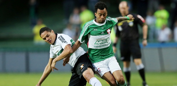 Hélder (esquerda), do Coritiba, disputa bola com Wesley, do Palmeiras - Heuler Andrey / Getty Images