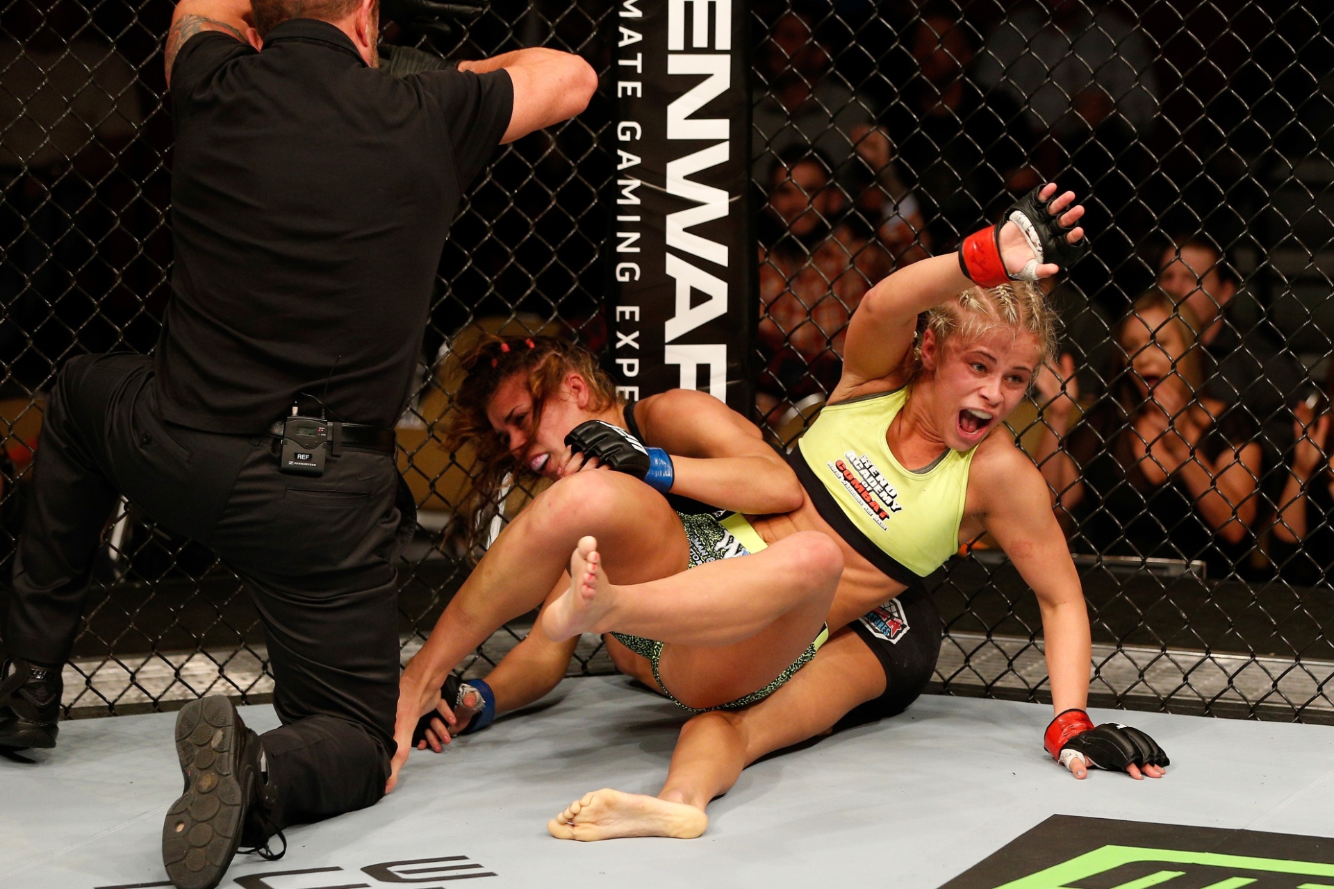 Paige Vanzant comemora a vitória por nocaute técnico, enquanto o árbitro encerra a luta contra Kailin Curran, na estreia de ambas pelo UFC - Getty Images