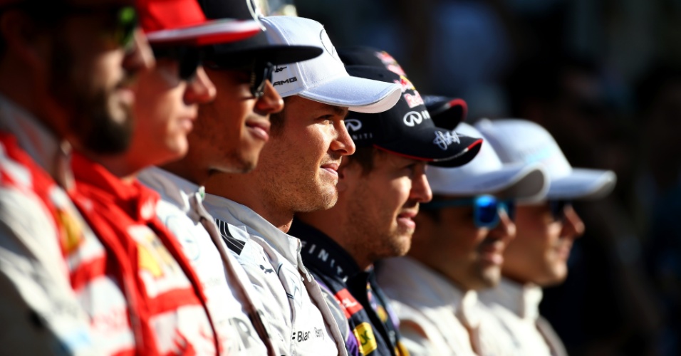 Pilotos posam para a tradicional foto antes do GP de Abu Dhabi, o último da temporada 2014 da Fórmula 1, que começa com briga Hamilton x Rosberg pelo título