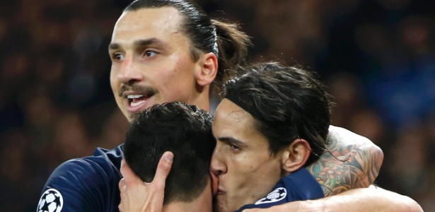 Ibrahimovic abraça Lavezzi e Cavani em jogo da Liga dos Campeões - CHARLES PLATIAU / REUTERS