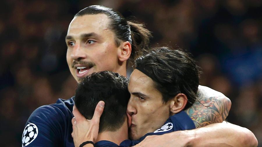 Ibrahimovic abraça Lavezzi e Cavani após gol do PSG na Liga dos Campeões - CHARLES PLATIAU / REUTERS