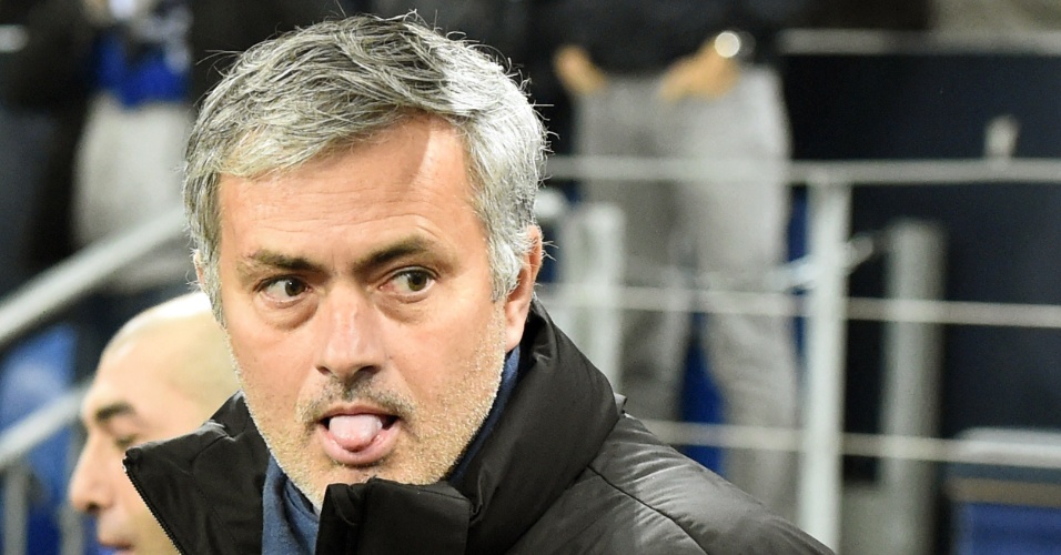 Mourinho mostra língua antes do jogo do Chelsea na Liga dos Campeões