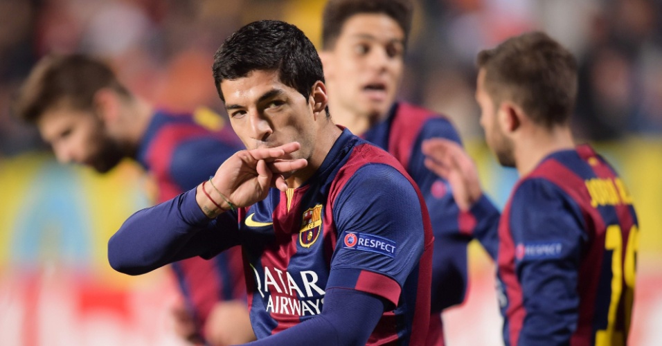 Suárez beija a aliança ao marcar pelo Barcelona