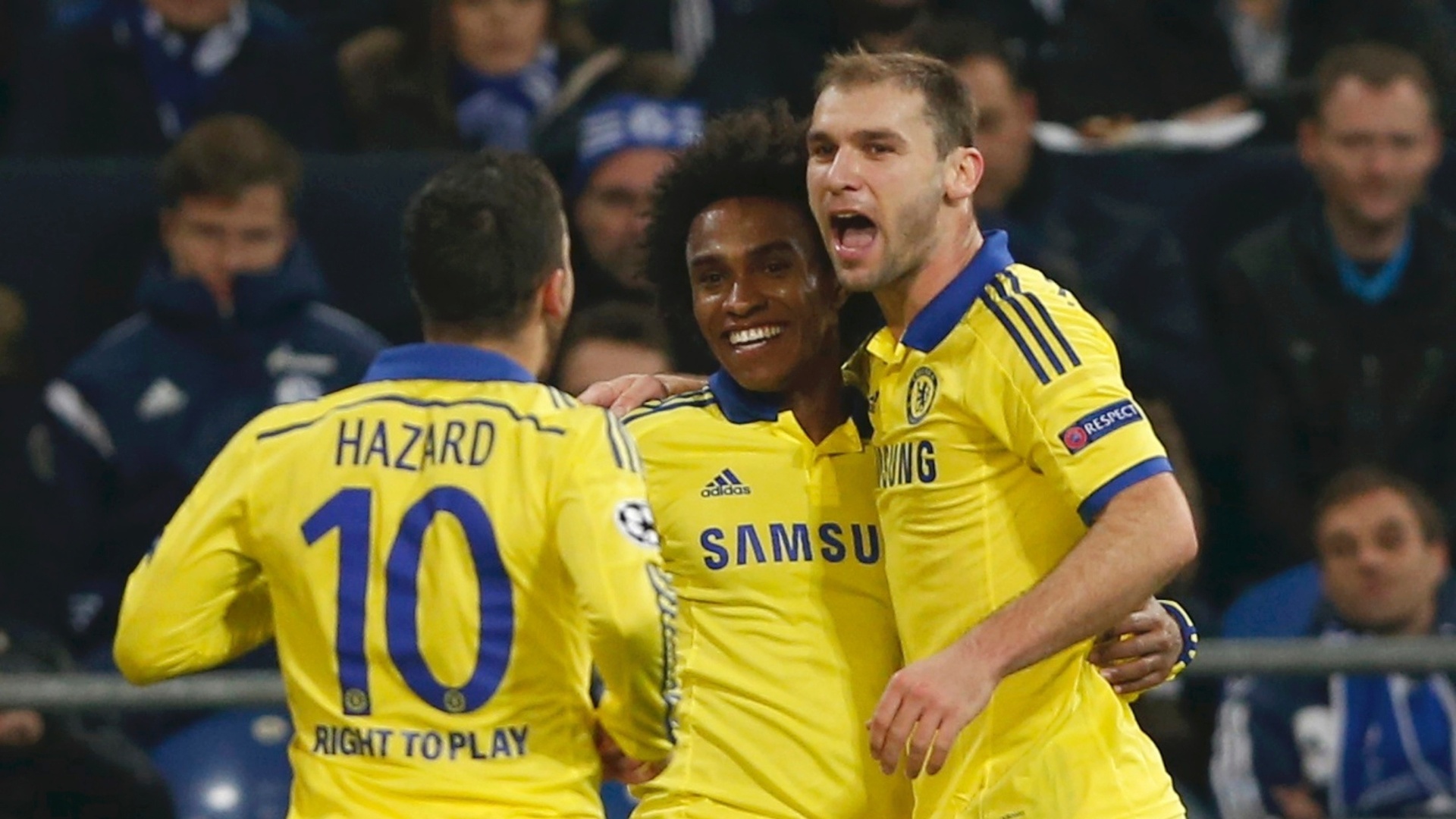 Willian (centro) é abraçado por colegas após marcar pelo Chelsea na Liga dos Campeões