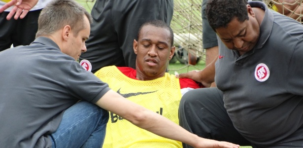 Fabrício sentiu joelho direito perto do final do treino e gerou apreensão no Inter - Jeremias Wernek/UOL