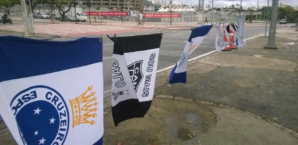 Bandeiras de Cruzeiro e Atlético são vendidas nas proximidades do Mineirão antes da final - Bernardo Lacerda/UOL