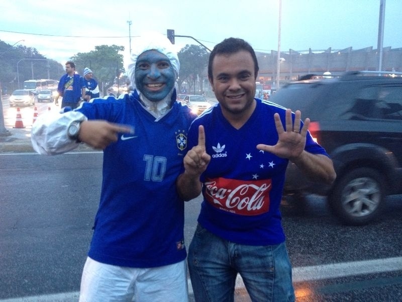 Cruzeirense pinta o rosto de azul para acompanhar a final da Copa do Brasil - Luiza Oliveira/UOL