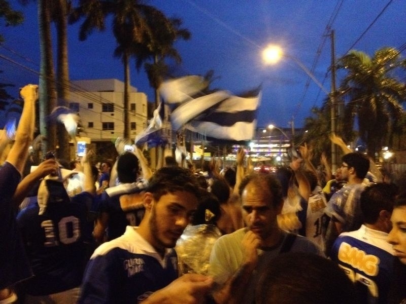 Cruzeirenses tremulam bandeiras antes de entrar no Mineirão - Luiza Oliveira/UOL