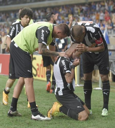Diego Tardelli beja o escudo do Atlético-MG após abrir o placar na final da Copa do Brasil