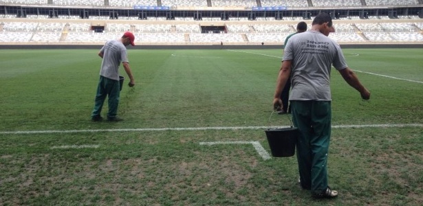 Funcionários usam "mistura" para tapar falhas no gramado do Mineirão antes da decisão - Luiza Oliveira/UOL