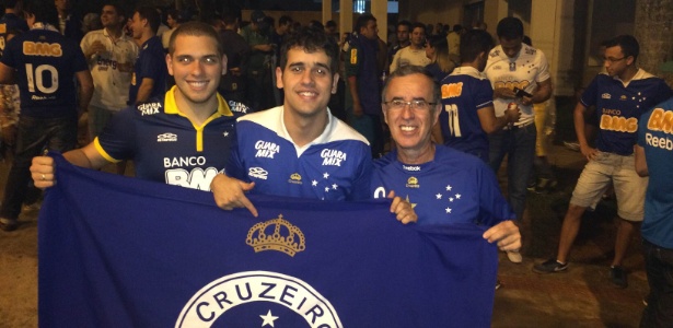Giordan Melo (ao centro) enfrentou uma viagem de mais de 16 hora entre São Paulo e BH para torcer pelo Cruzeiro - Thiago Fernandes/UOL